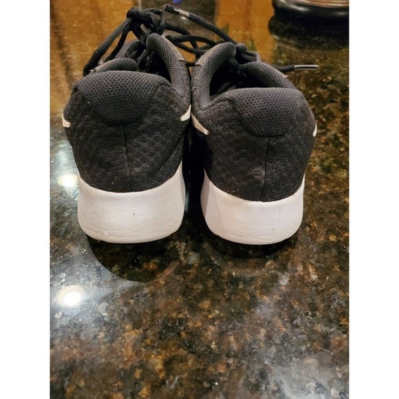 Nike Tanjun Women's Black Running Shoes Size 8 - Picture 3 of 8